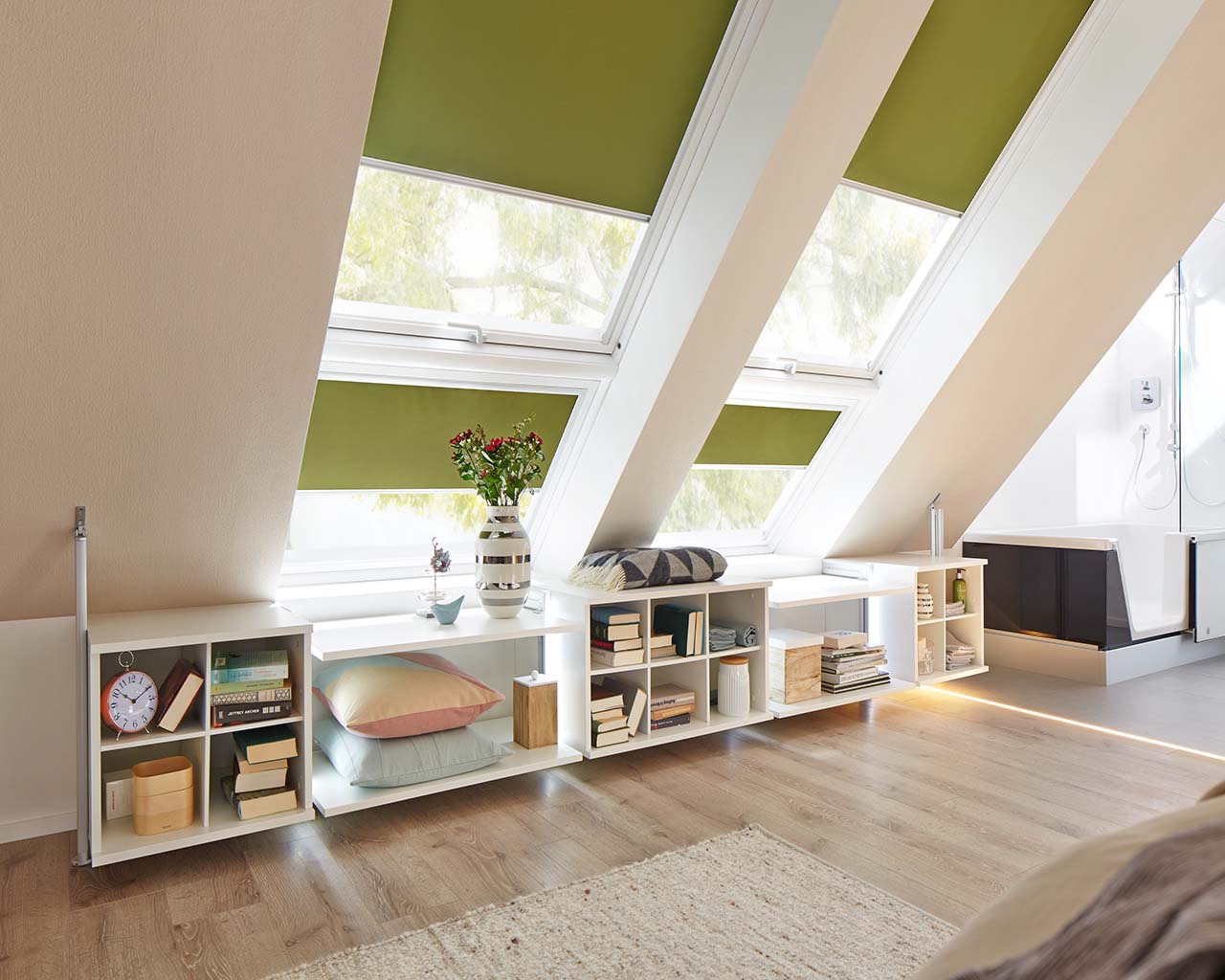 Schranksystem ohne Türen für Montage an Dachschräge - millimetergenu anpassbar, perfekt für Räume mit Dachschrägen.