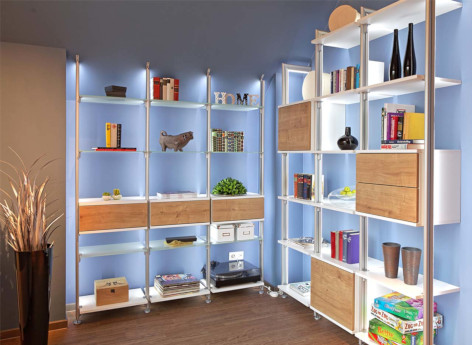 Modulares Schranksystem AENNA mit strukturierter Wildeiche-Oberfläche, Glasböden und passgenauer Integration unter Dachschrägen – ausgestellt bei FRANK Schranksysteme