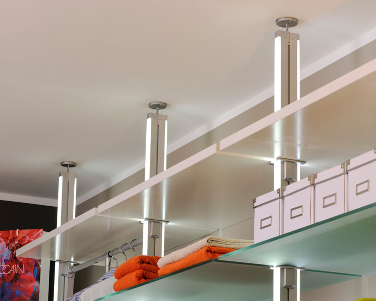 Boden-Decken-Profil SOFT mit integrierter LED-Beleuchtung von FRANK Schranksysteme für beleuchtete Schranksysteme und Raumteiler