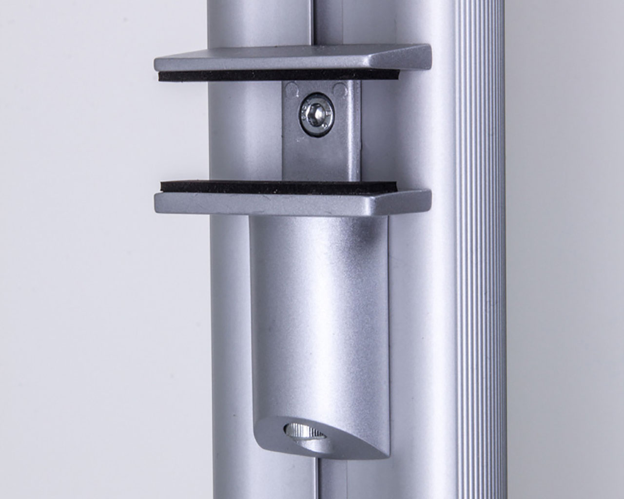 Höhenverstellbarer Bodenhalter für Holz- und Glasböden zur stufenlosen Befestigung an den Trägerprofilen von SOFT.