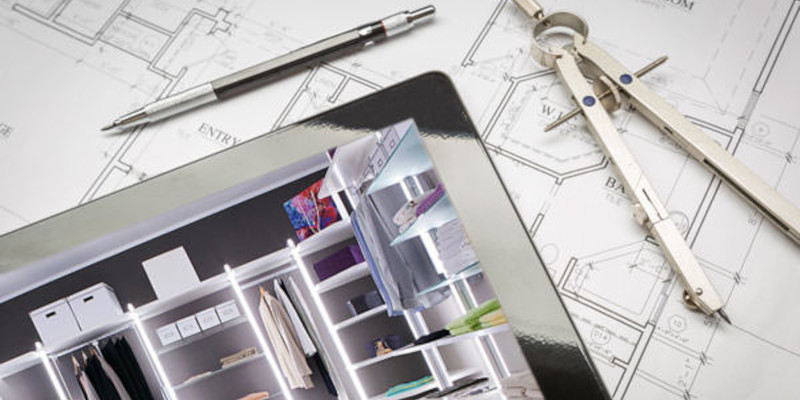 Kundenservice von FRANK Schranksysteme Ein Tablet, ein Stift und ein Zirkel liegen auf einem Haus-Grundriss - Kundenservice von FRANK Schranksysteme