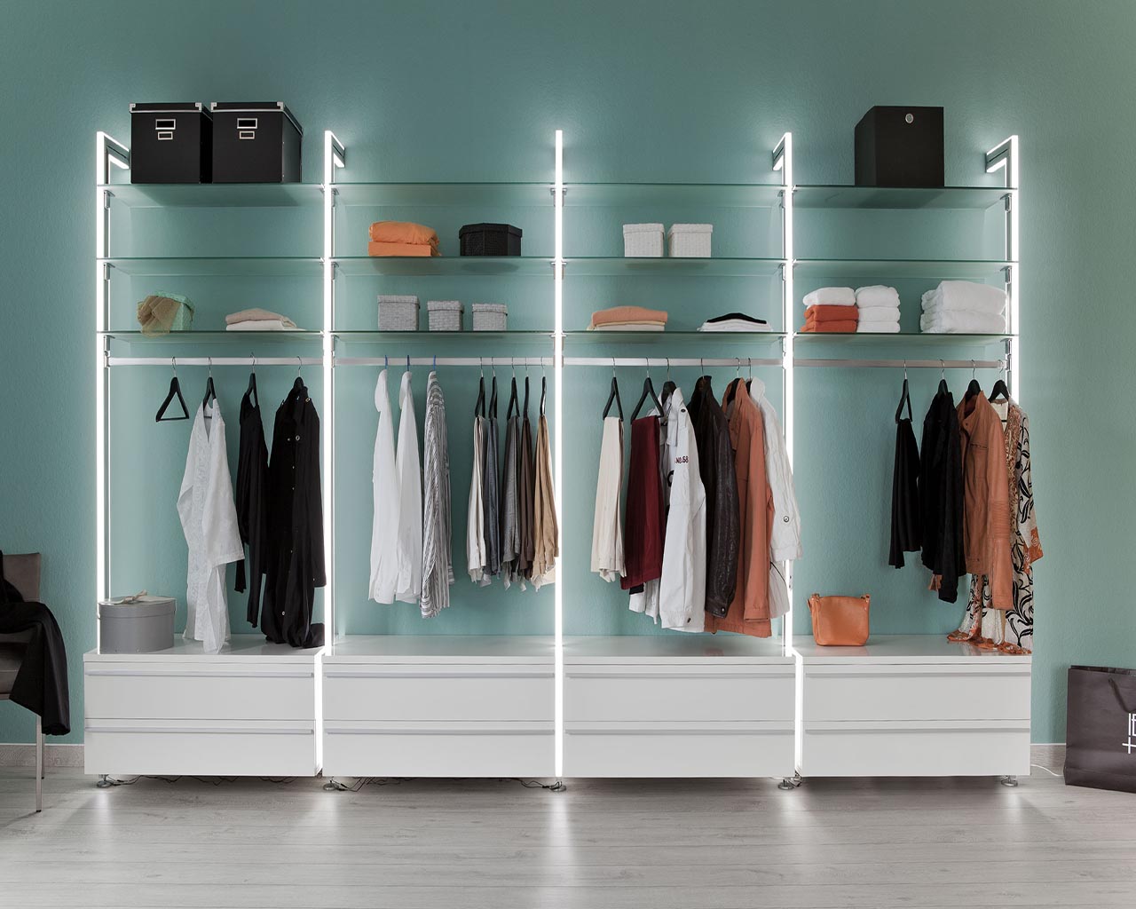 begehbarer_kleiderschrank-domino_v2_led4_frank_schranksysteme