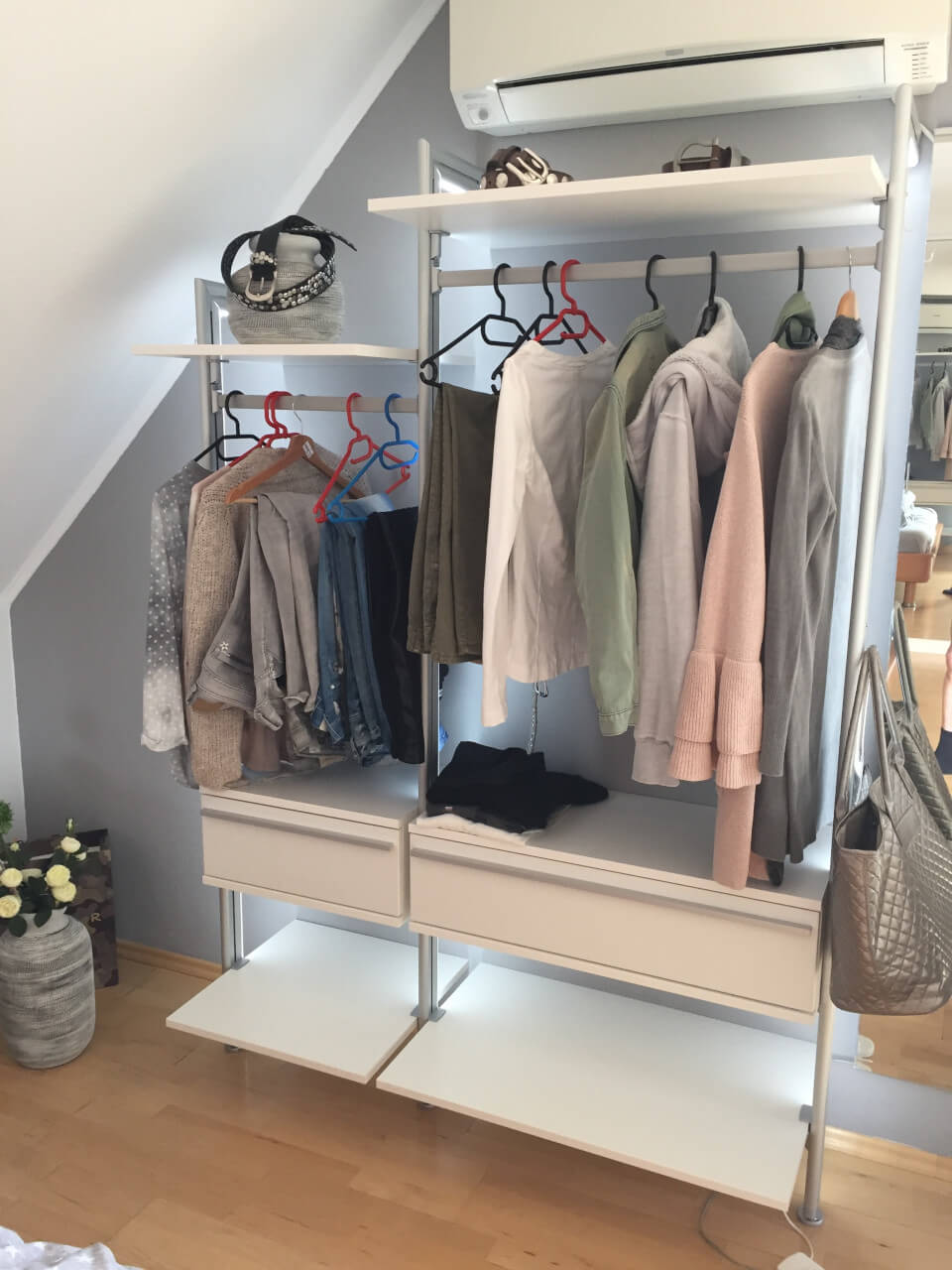 Platzsparender begehbarer Kleiderschrank für kleine Räume unter der Dachschräge mit Schubladenmodulen