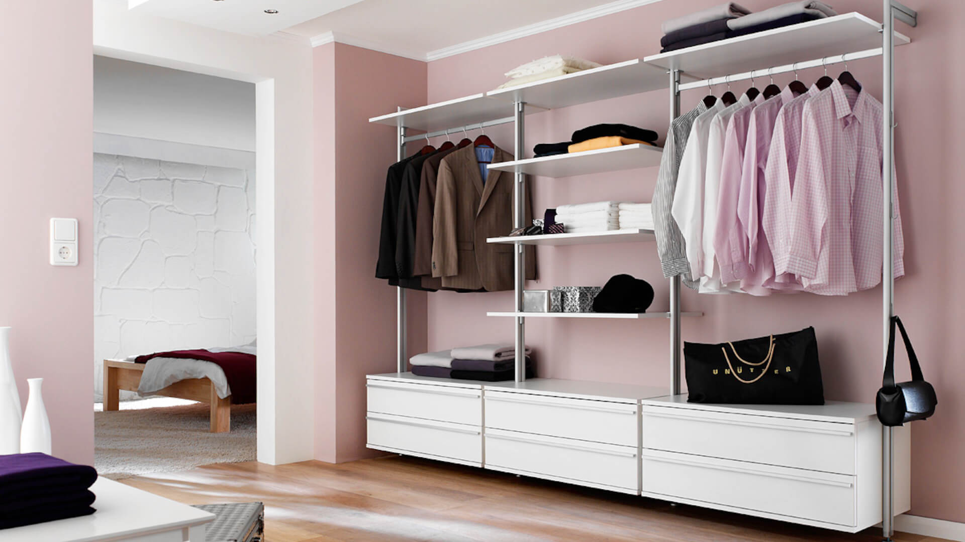 Begehbarer Kleiderschrank für kleine Räume mit offener Stauraumlösung Offenes Schranksystem mit Hängefläche und Schubladen – ideal als begehbarer Kleiderschrank für kleine Räume