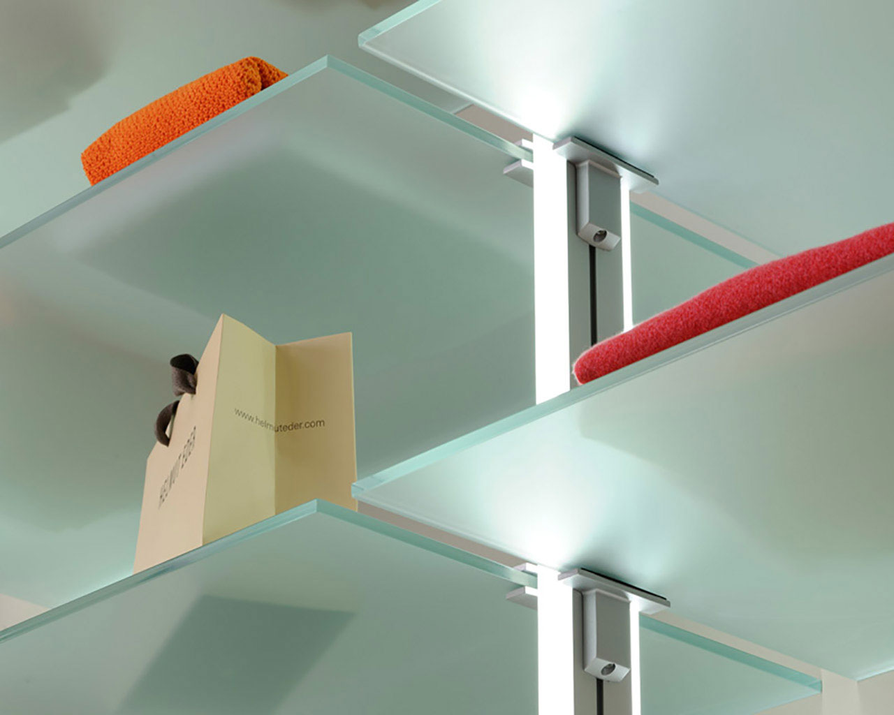 Satinierter Glasboden am PREMIUM-Trägerprofil mit LED Beleuchtung.