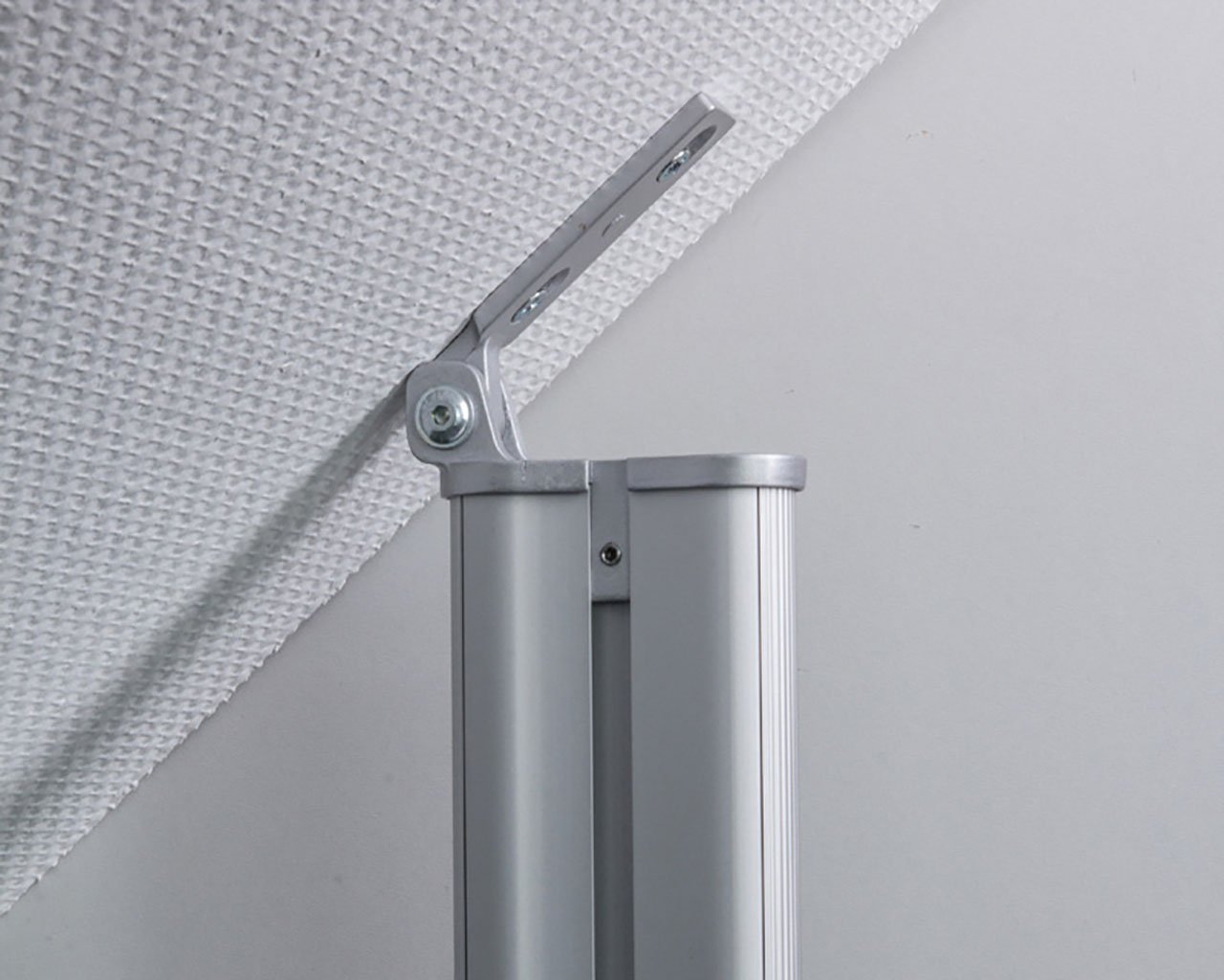 Detailansicht Alu Profil SOFT von FRANK Schranksysteme für Montage an Dachschrägen