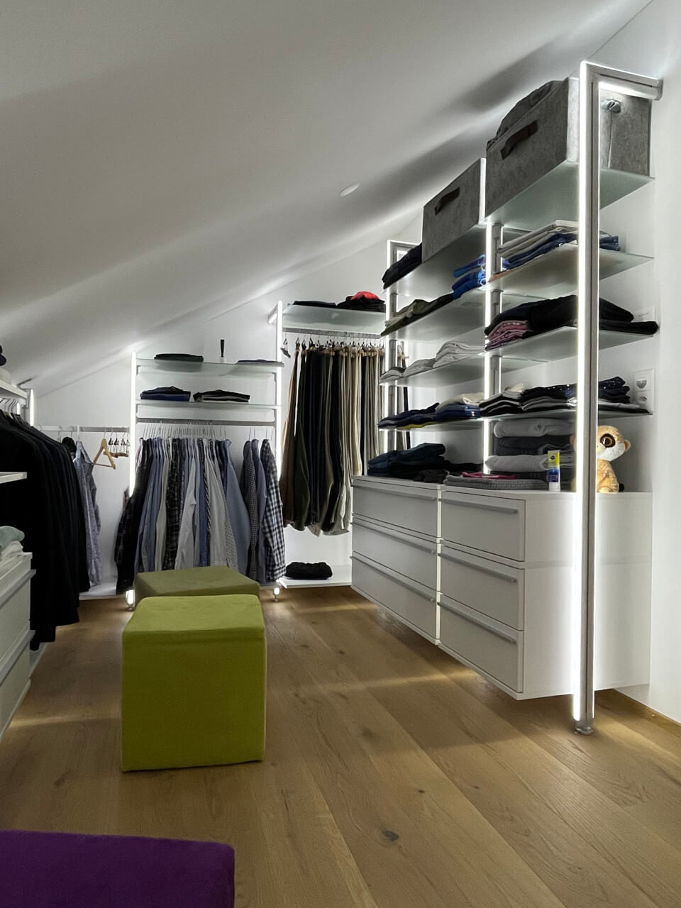 Begehbarer Kleiderschrank für Dachschräge