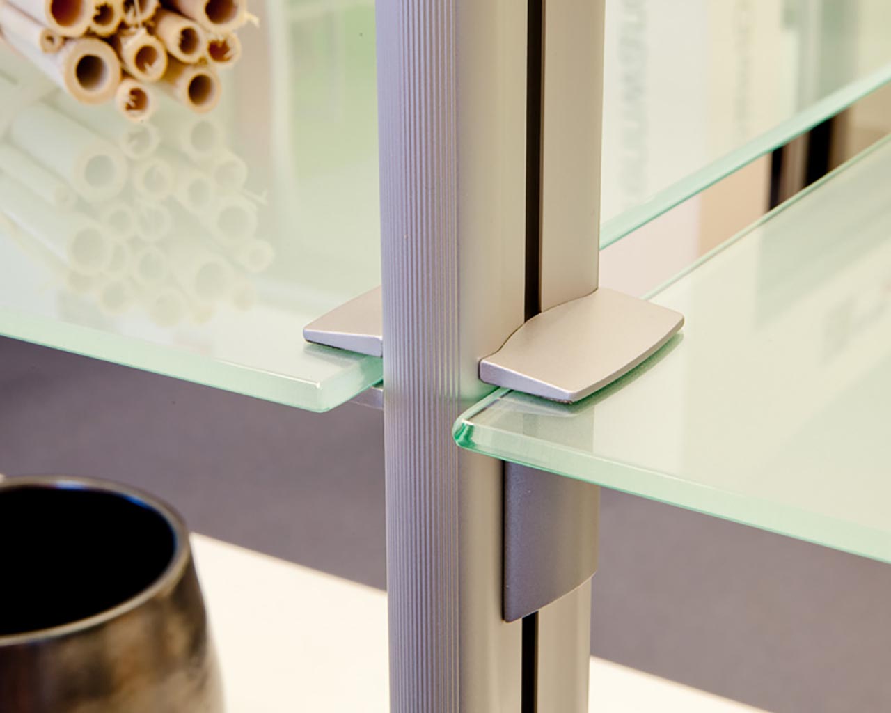 Glasboden satiniert am Trägerprofil SOFT | FRANK Schranksysteme