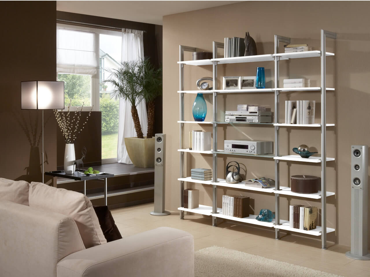 Maßgefertigtes Bücherregal für Ihr Wohnzimmer, Fachböden individuell angeordnet - ideal für unterschiedlich hohe Bücher