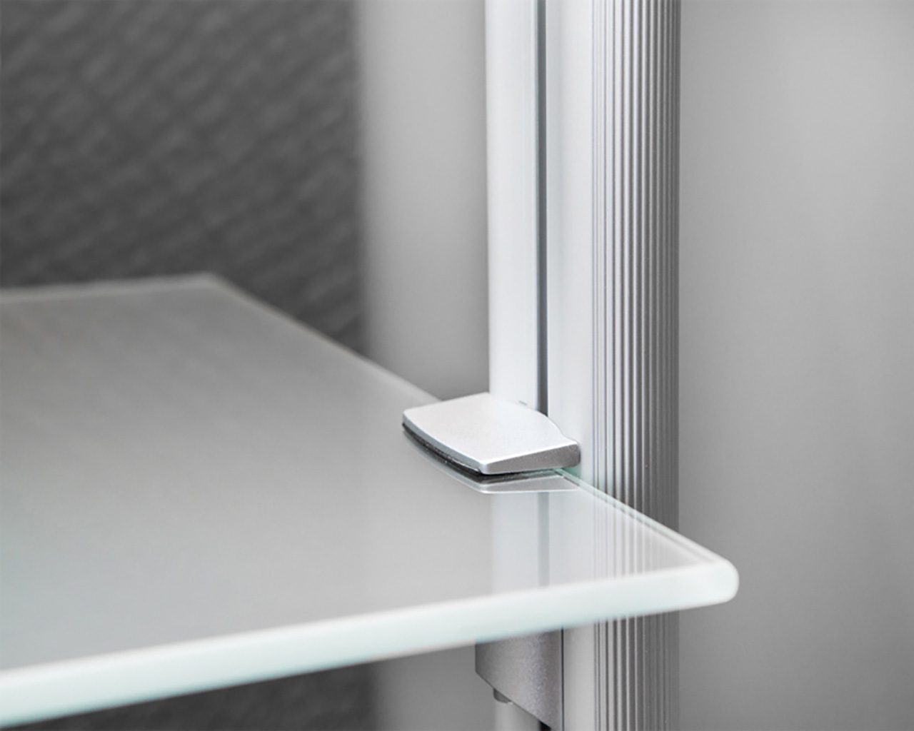 Glasablage satiniert 6 mm Soft als Boden für FRANK Schranksysteme, modernes und stabiles Design