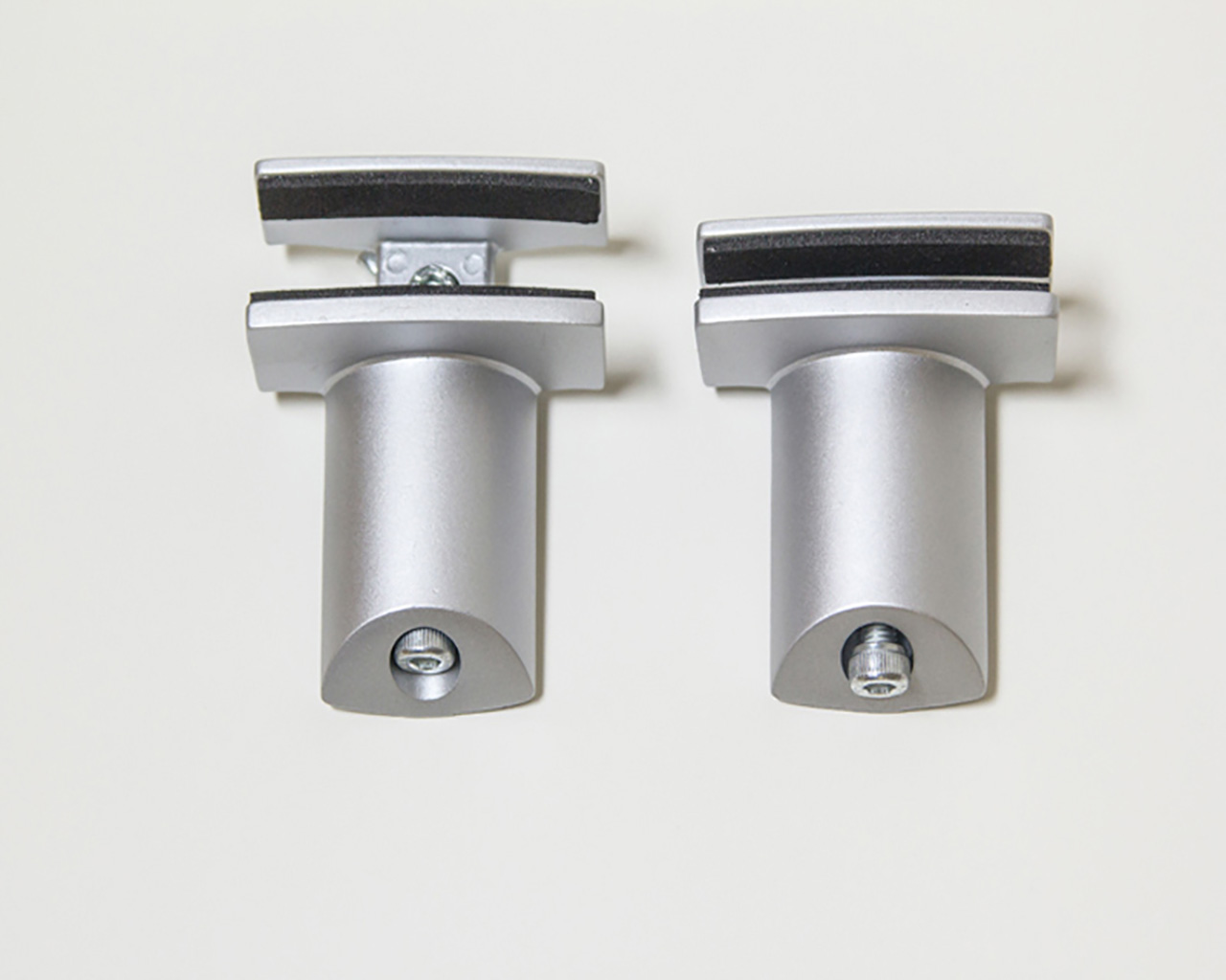 SOFT Bodenhalter verstellbar - Ansicht von vorne, Silber matt | FRANK Schranksysteme