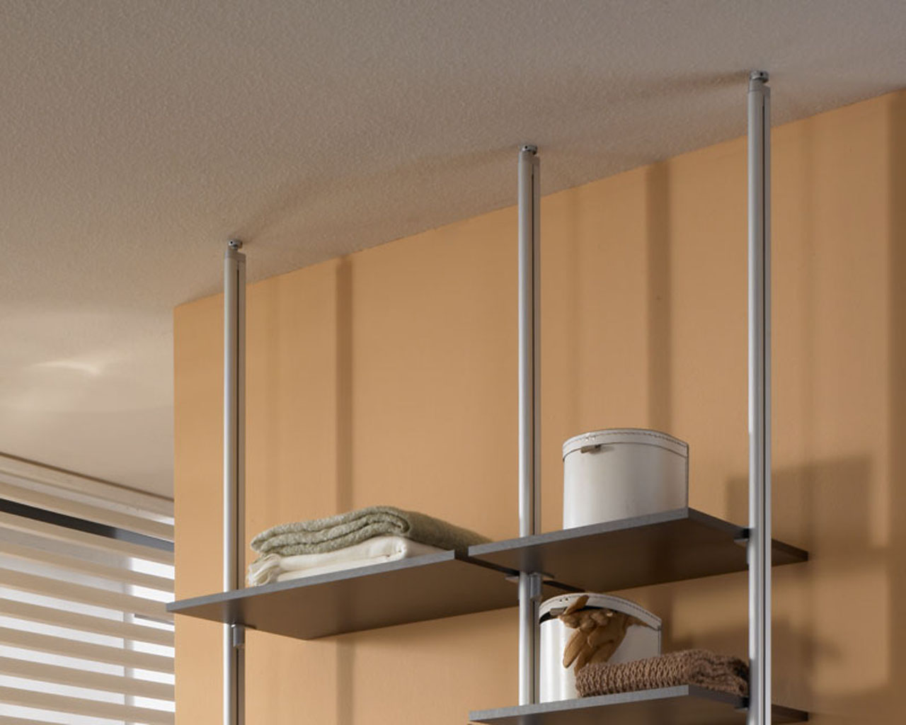 Boden-Decken-Profil SOFT von FRANK Schranksysteme mit Regalböden zur flexiblen Montage von Schranksystemen und Raumteilern