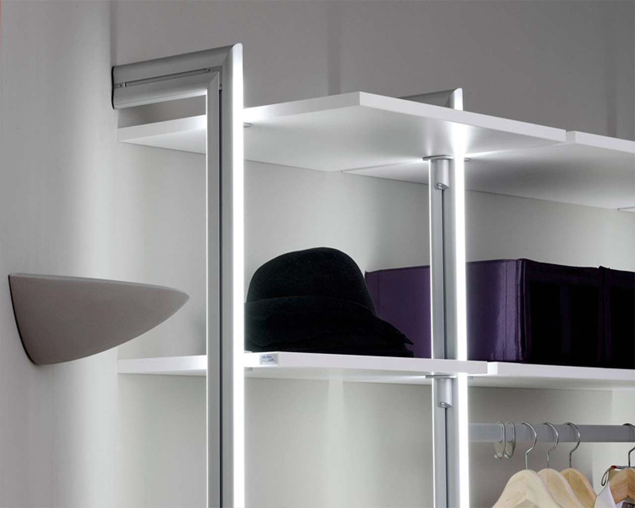 Boden-Wand-Profil SOFT von FRANK Schranksysteme mit LED-Beleuchtung zur Befestigung von Schranksystemen direkt an der Wand