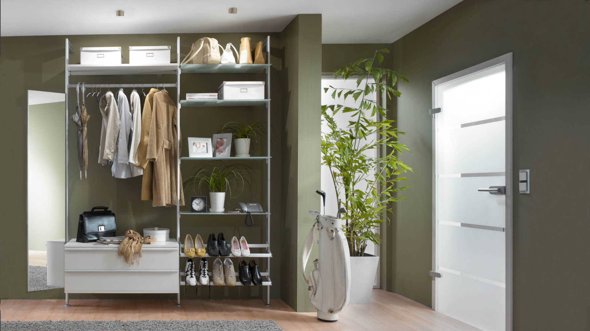 Schranksysteme für kleine Räume – stilvoll & platzsparend Modernes Schranksystem für kleine Räume mit offener Garderobe, Regalen und Schuhablage - smart & kompakt