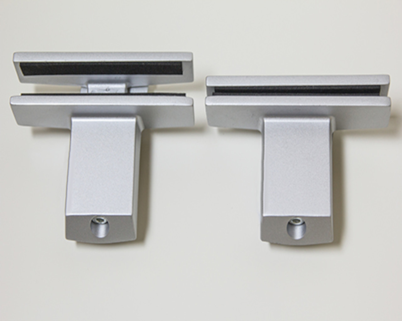 PREMIUM Bodenhalter verstellbar - Ansicht von vorne, Silber matt | FRANK Schranksysteme