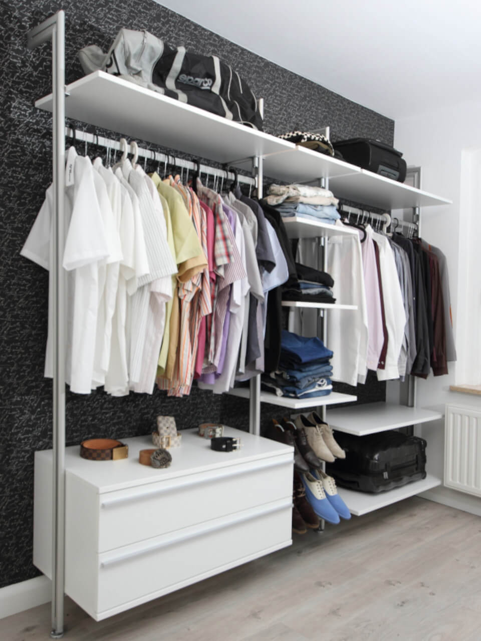 Offener Kleiderschrank für Männer mit Hemden, Schuhregal und praktischem Stauraum von FRANK Schranksysteme