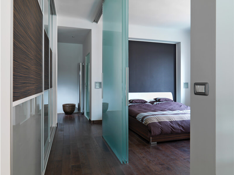 Glasschiebetür FLY Crystal als Raumteiler satiniert