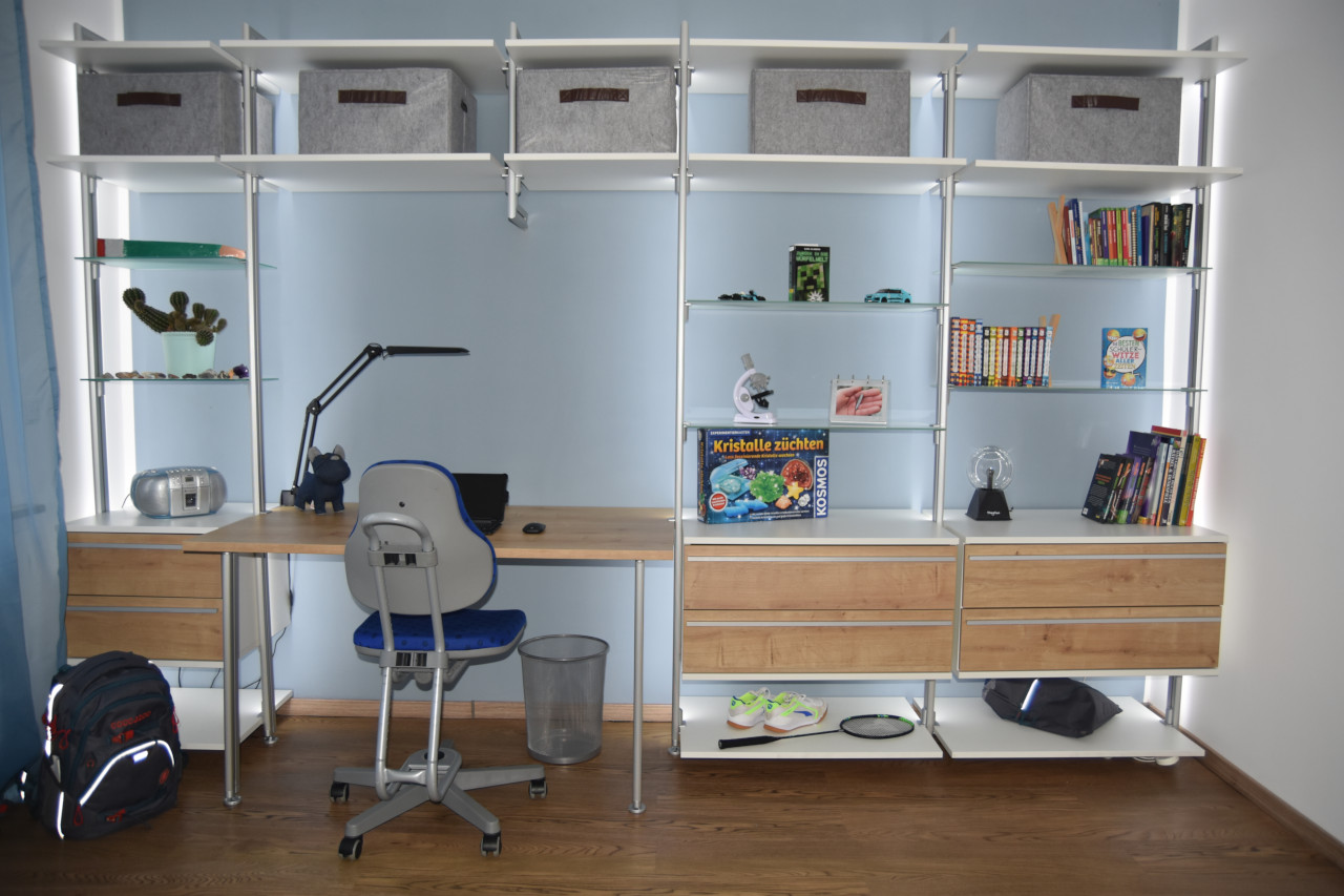 Kundenfoto: Jugendzimmer mit Frank Schranksystem in Wildeiche – durchdachter Arbeitsplatz mit viel Stauraum und modernem Design