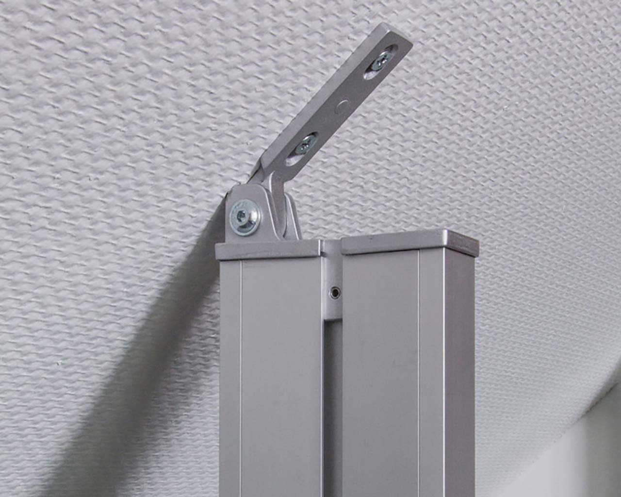 Detailansicht Alu Profil PREMIUM von FRANK Schranksysteme für Montage an Dachschrägen