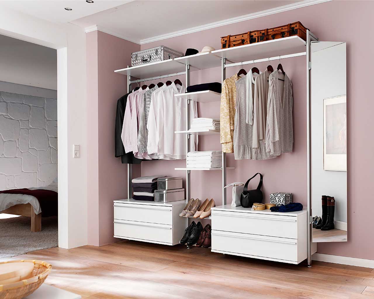 VENETO Schranksystem mit 4 Schubladen & Spiegel – Variante 1 Offenes Schranksystem VENETO in Weiß mit 4 Schubladen, Kleiderstangen, Fachböden und Spiegel – platzsparend & modern von FRANK Schranksysteme.