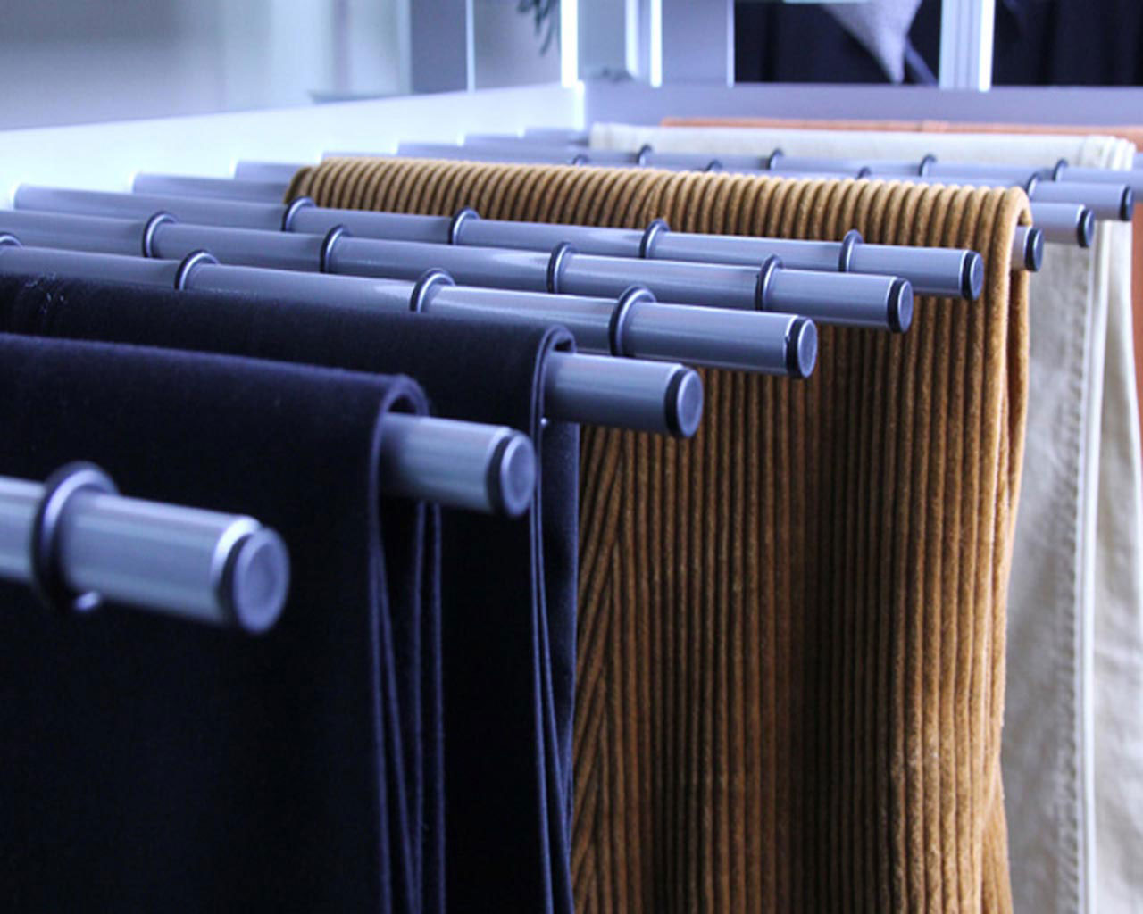 Ausziehbarer Hosenhalter für das Schranksystem in 2 Systembreiten