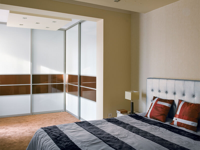 Gleitschiebetür DRIVE Quadro mit Ecklösung im Schlafzimmer, Füllung Glas Weiß Bordeau