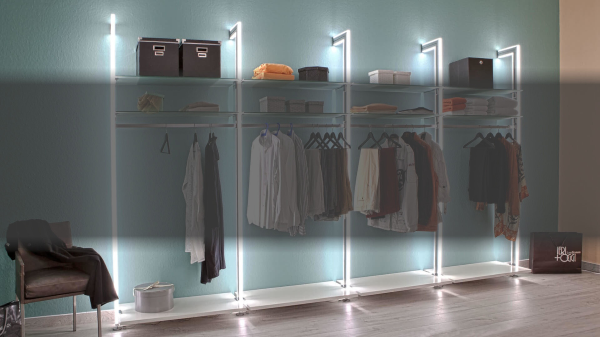 Offenes Schranksystem mit integrierter LED Beleuchtung, Kleiderstangen und Schubladen - hochwertiges Ankleidezimmer für moderne Raumgestaltung