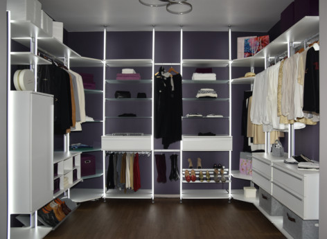 Begehbarer Kleiderschrank SOFT in U-Form mit Eckmodulen – Ausstellung Großer begehbarer Kleiderschrank SOFT in U-Form mit durchgehenden Eckmodulen, abgetrennt mit maßgefertigten Türen – live zu sehen bei FRANK Schranksysteme