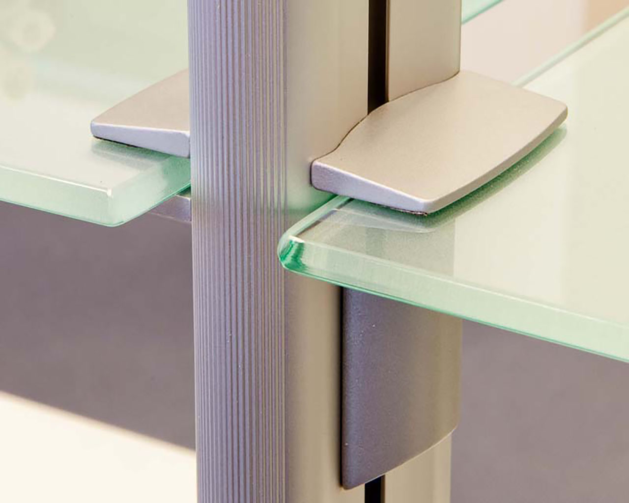 Bodenhalter mit Glasboden am SOFT-Trägerprofil | FRANK Schranksysteme