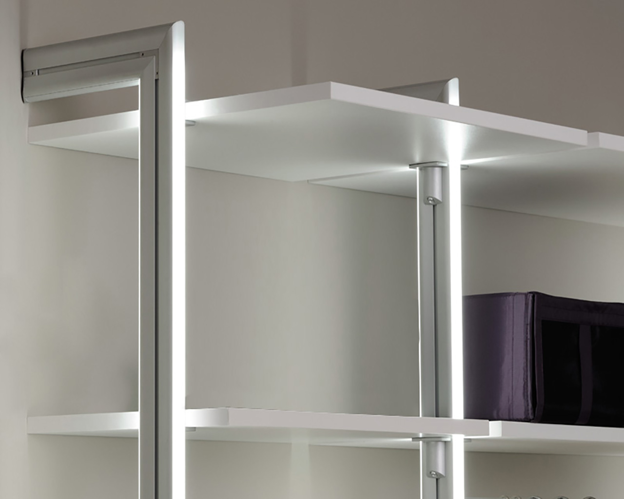 Detailaufnahme 19 mm Holzboden Soft, Tiefe 500 mm, als Komponente für FRANK Schranksysteme