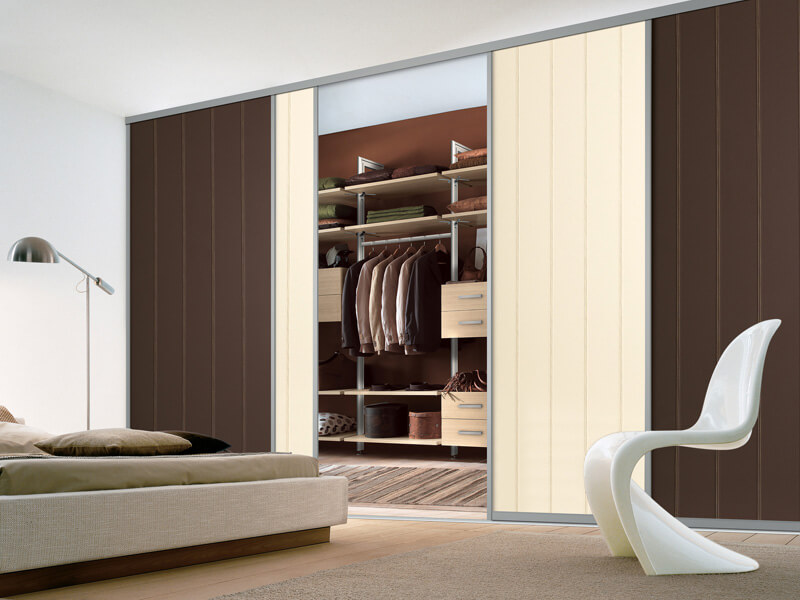 Schiebetür DRIVE als Raumtrenner vor Ankleide, Füllung Holz Creme-Braun