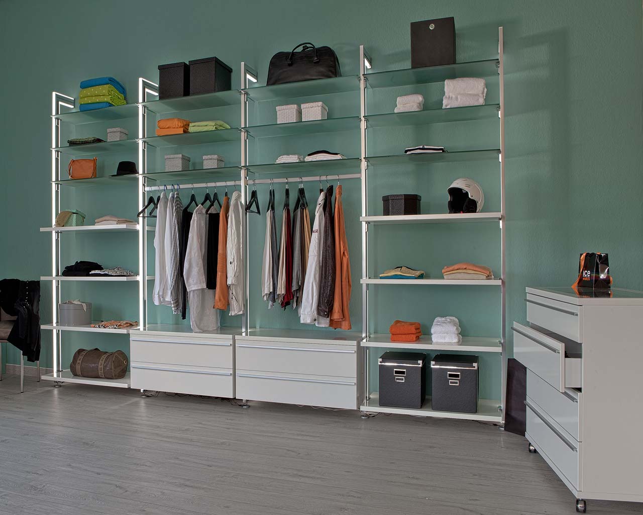 begehbarer_kleiderschrank-domino_v3_led2_frank_schranksysteme