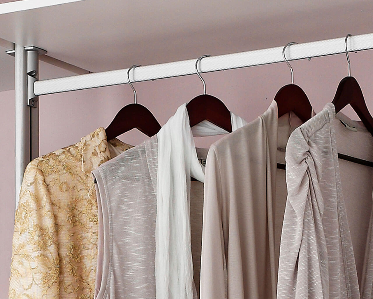 Kleiderstange Soft für FRANK Schranksysteme – Garderobenlösung im Schranksystem Kleiderstange Soft für FRANK Schranksysteme mit aufgehängter Kleidung in einer offenen Garderobe