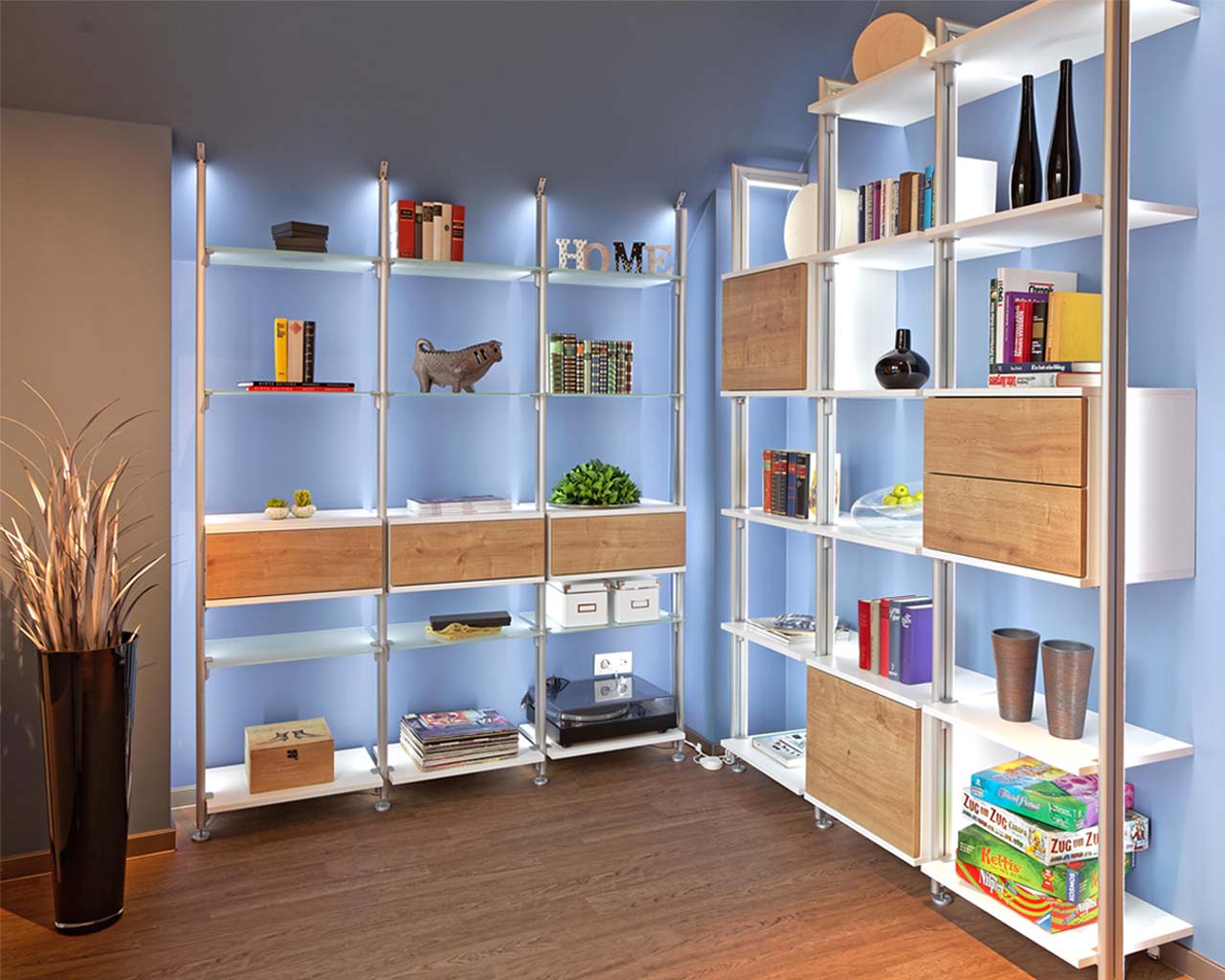 Schranksystem AENNA für Wohnzimmer – funktional & dekorativ Offenes Schranksystem im Wohnzimmer mit Bücherregal, integrierter Beleuchtung und Dekoration - für ein modernes und freundliches Ambiente