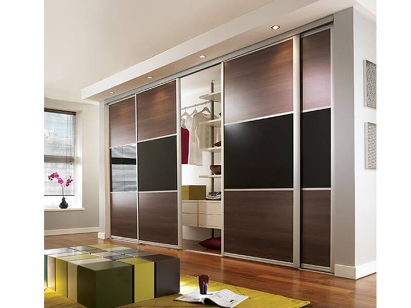 Gleitschiebetür DRIVE zwischen 2 Wänden Füllung Walnuss-Glas-Schwarz