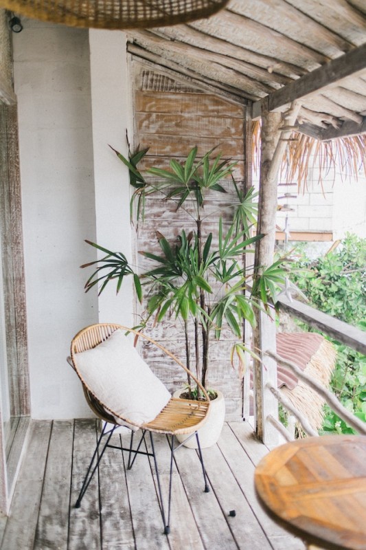 Foto von Evgenia Basyrova: https://www.pexels.com/de-de/foto/liegestuhl-auf-tropischer-holzterrasse-5028910/